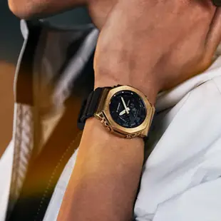 【CASIO 卡西歐】G-SHOCK 時尚經典八角型農家橡樹金屬錶殼雙顯錶-黑金(GM-2100G-1A9)