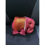 來自泰國的紅色大象玩偶