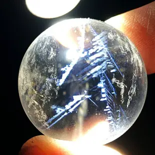 天然白水晶球擺件藍針水晶球天使羽毛藍羽水晶球手把件裝飾收藏品