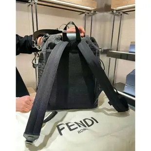 Fendi 7VZ070 男款 FF 布料中型抽繩背包 黑色《2024季度新品》