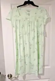 Croft and Barrow short sleeved nightgown size Medium green flower