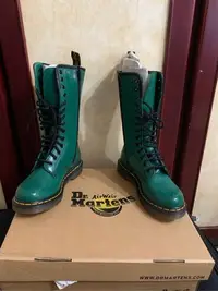 在飛比找Yahoo!奇摩拍賣優惠-（全新正品）Dr.Martens 英國 馬汀大夫 綠色 十四