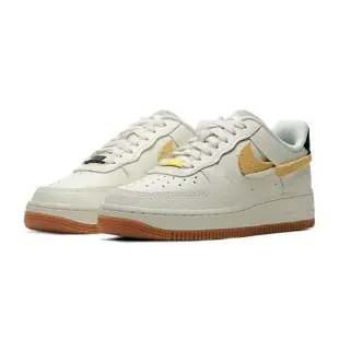 【NIKE 耐吉】NIKE W Air Force 1 07 LXX 女款 休閒鞋 斷勾 解構 麂皮 拼接 米白黑黃 BV0740-101