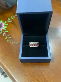 在飛比找Yahoo!奇摩拍賣優惠-已讓藏～黃18k金紅寶石戒指 5顆共約一克拉紅寶石 天然鑽石