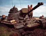 U.S. Troops get their M-48 Tank stuck in mud 8x10 Vietnam War Photo 688