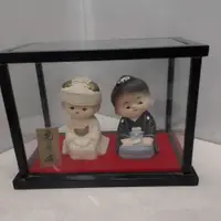 在飛比找蝦皮購物優惠-日本和風陶瓷娃娃擺飾日本結婚和服夫妻陶瓷手繪娃娃擺飾附玻璃罩