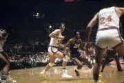 Kansas City - Omaha Kings Nate Archibald in action vs New York Kni- Old Photo
