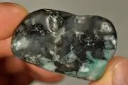 LARGE *EMERALD* Tumbled Stone 4.4cm 30.8g Healing, Love Hope Prophecy Wisdom