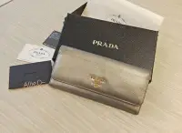 在飛比找Yahoo!奇摩拍賣優惠-Prada 防刮牛皮銀色長夾皮夾 1MH132 有保卡盒子 