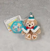 在飛比找Yahoo奇摩拍賣-7-11運費0元優惠優惠-全新 日本迪士尼樂園 聖誕節 達菲熊披風坐姿披風吊飾小玩偶 