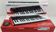 Akai Professional MPK Mini PLUS 37-Key USB / MIDI Controller 8 Drums pad