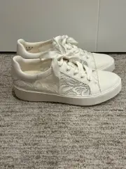 BRAND NEW Naturalizer Morrison 2.1 White Lace Bridal Sneakers Sz 9.5