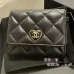 精品 CHANEL 香奈兒 23S新款 黑/桃紅色 AP3292 黑菱格 金雙C 愛心釦式三摺短夾 實拍