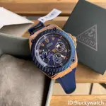 代購大直徑手錶男 男士腕錶 藍色橡膠錶帶石英錶 三眼日曆休閒運動防水男錶 大直徑時尚商務通勤手錶W1049G2