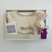 在飛比找蝦皮購物優惠-現貨 日本代購 日本製 粉色小兔 有機棉 嬰兒口水巾手搖鈴禮