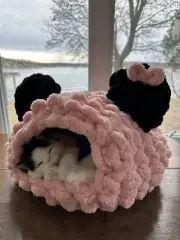 Chunky yarn pet cave bed Mickey/ Minnie ( handmade, washable)