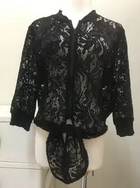 在飛比找Yahoo!奇摩拍賣優惠-黑色蕾絲短版小外套