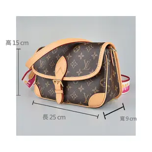 LV M46049 DIANE 花紋LOGO寬版背帶設計Monogram帆布滾邊牛皮手提斜背包(咖啡x桃紅)