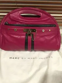 在飛比找Yahoo!奇摩拍賣優惠-MARC BY MARC JACOBS 莓紅色手拿包