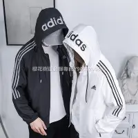 在飛比找Yahoo!奇摩拍賣優惠-Adidas愛迪達三葉草風衣情侶男女連帽風衣外套薄款防風外套