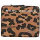 【全新現貨 補10個】茱麗葉精品 MARC JACOBS 馬克賈伯 經典LOGO豹紋防刮扣式短夾.咖現金價$2,280