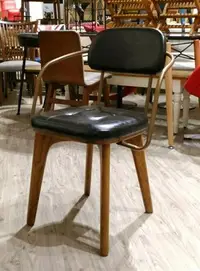 在飛比找Yahoo!奇摩拍賣優惠-【找椅子】丹麥復古餐椅 LOFT 洽談椅 曲型椅 拉釦皮革軟