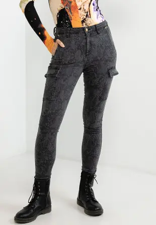 Skinny Ankle-grazer Cargo Jeans