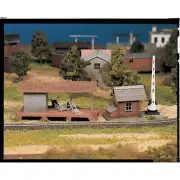 Bachmann 45977 O Scale Plasticville Loading Platform & Crossing Shanty Snap Kit