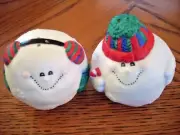CHRISTMAS: Salt and Pepper Shakers SNOWBALLS Snowman With Hat & Earmuffs NEW