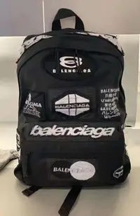 在飛比找Yahoo!奇摩拍賣優惠-Balenciaga 黑白刺繡涂鴉貼畫雙肩包 【國內現貨】