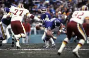 Tommy Kramer Minnesota Vikings goes back to pass at the NFL Playof- Old Photo 1