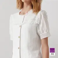 在飛比找momo購物網優惠-【ILEY 伊蕾】復古氣質摟空蕾絲排釦彈性上衣(白色；M-X