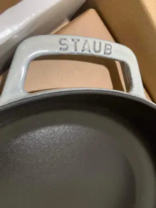 Staub 迴力釘點鑄鐵鍋 淺燉鍋 28cm 松露白  萬用鍋 可煎 可炒 壽喜燒 火鍋 燉飯都適用