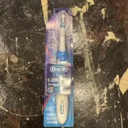Oral-B 3D White Battery Powered Electric Toothbrush, 1 Count