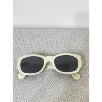 在飛比找蝦皮購物優惠-台灣二手太陽眼鏡｜glannl versace-米白色正方形