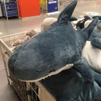 在飛比找樂天市場購物網優惠-鯊魚抱枕公仔 大白鯊毛絨玩具 寶寶玩偶靠墊娃娃 布羅艾大鯊魚