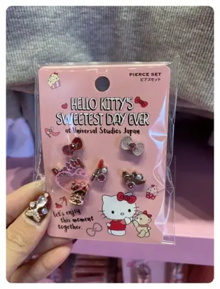 ♥小花花日本精品♥Hello Kitty大阪環球影城限定 化妝品系列 造型鑲鑽 耳針式耳環 耳環組5款 96537602