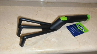 Saxon Hand Cultivator with Thumb Grip