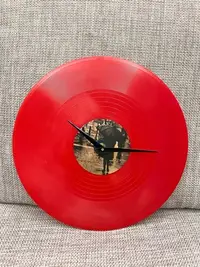 在飛比找Yahoo!奇摩拍賣優惠-黑膠唱片造型紅色時鐘