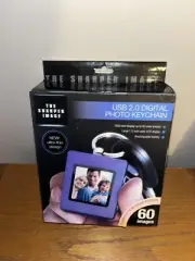 THE SHARPER IMAGE Digital Photo Keychain USB 2.0 Holds 60 Images (New) Purple