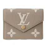 【LOUIS VUITTON 路易威登】M81861 經典VICTORINE系列雙色MONOGRAM壓花開釦式三折短夾(斑鳩灰色X奶油色)