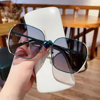 在飛比找ETMall東森購物網優惠-太陽鏡女2023新款防紫外線時尚眼鏡偏光金屬大框墨鏡女韓版潮