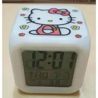 在飛比找蝦皮購物優惠-Kitty七彩骰子造型時鐘鬧鐘 高約8cm 全新品