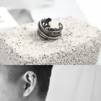 在飛比找momo購物網優惠-【men life】耳骨夾 鋼製環繞羽毛(耳環)