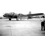 THE "MEMPHIS BELLE" TAXIS AFTER LANDING AT NACA LEWIS FIELD - 8X10 PHOTO (DD866)