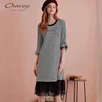 在飛比找momo購物網優惠-【OUWEY 歐薇】條紋織蔥紗裙拼接七分袖洋裝(黑)