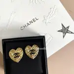 【台灣現貨】全新真品 CHANEL 爆款 金色 熔岩 纹理 黑LOGO 愛心 復古 耳夾 ABD155 現貨