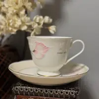 在飛比找Yahoo!奇摩拍賣優惠-日本HANAE MORI 骨瓷蝴蝶夫人浮雕馬蹄蓮花 咖啡杯