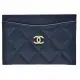 【CHANEL 香奈兒】經典菱格粒紋牛皮雙C LOGO金釦萬用信用卡夾(深藍AP0213C-DEEP BLUE-GP)