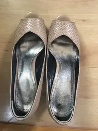 在飛比找Yahoo!奇摩拍賣優惠-GREEN PINE 裸色開口魚口鞋35.5號若購買賣場任何